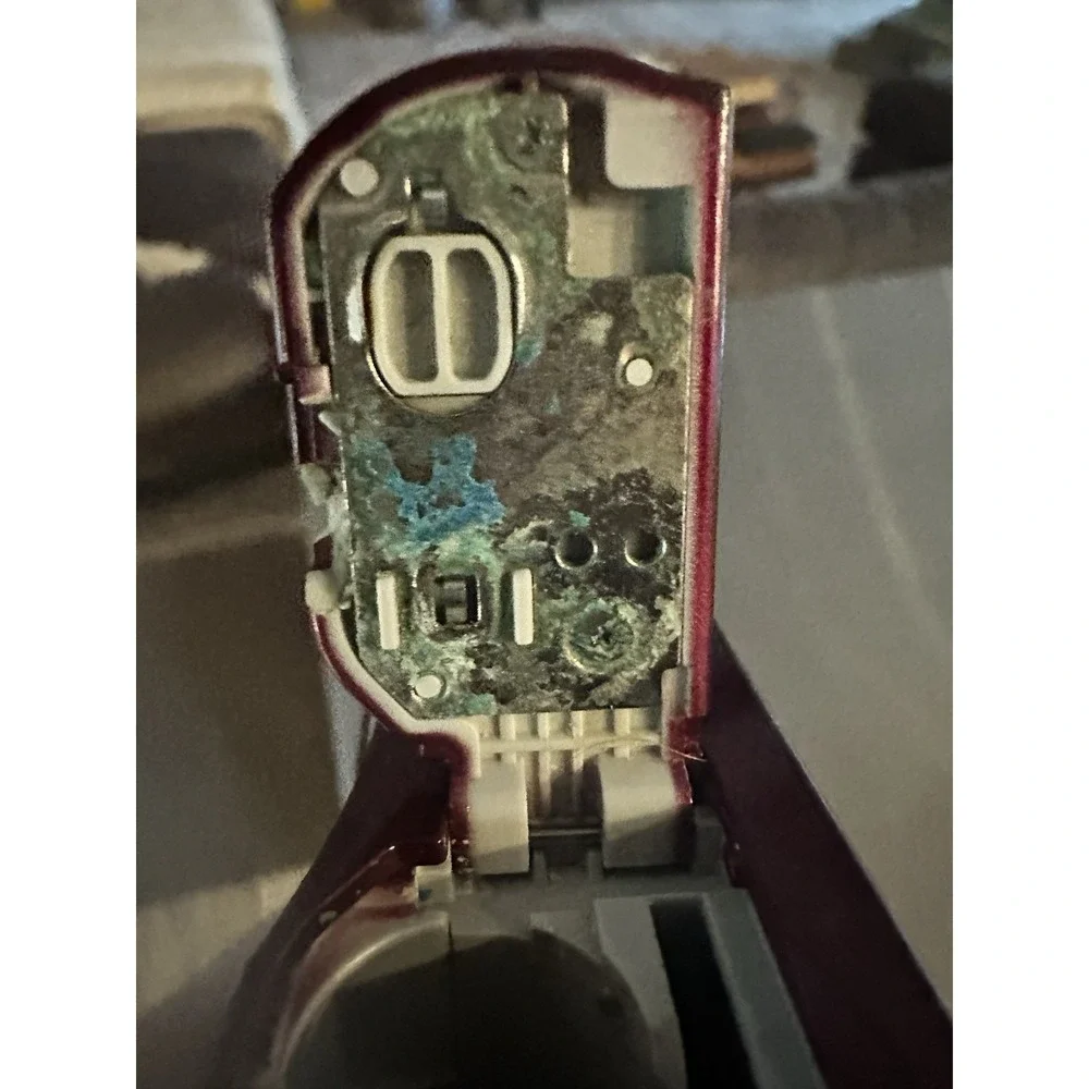 Nikon‎ Coolpix L20 Red 10MP Digital Camera In Original Box - PARTS ONLY